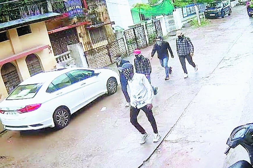 सतना में व्यापारी के घर ताबड़तोड़ फायरिंग, चाणक्यपुरी में दहशत - पांच नकाबपोश बदमाश सीसीटीवी में कैद