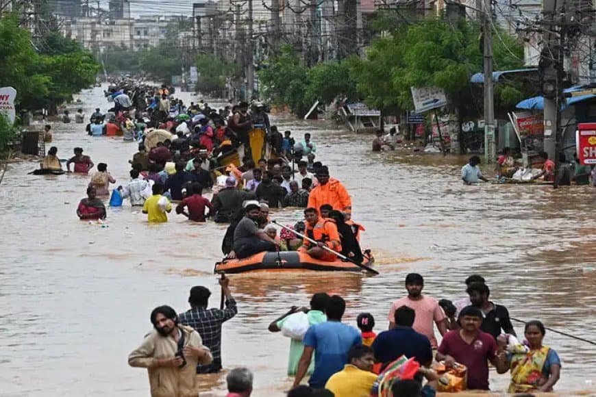 बारिश ने बरपाया कहर...यूपी के 17 जिलों में बाढ़... घर जमींदोज...16 लोगों की गई जान 