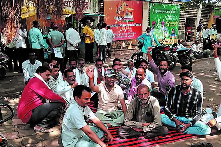 वेयरहाउस सील होने से मूंग फंसी, धरने पर बैठे किसान, 