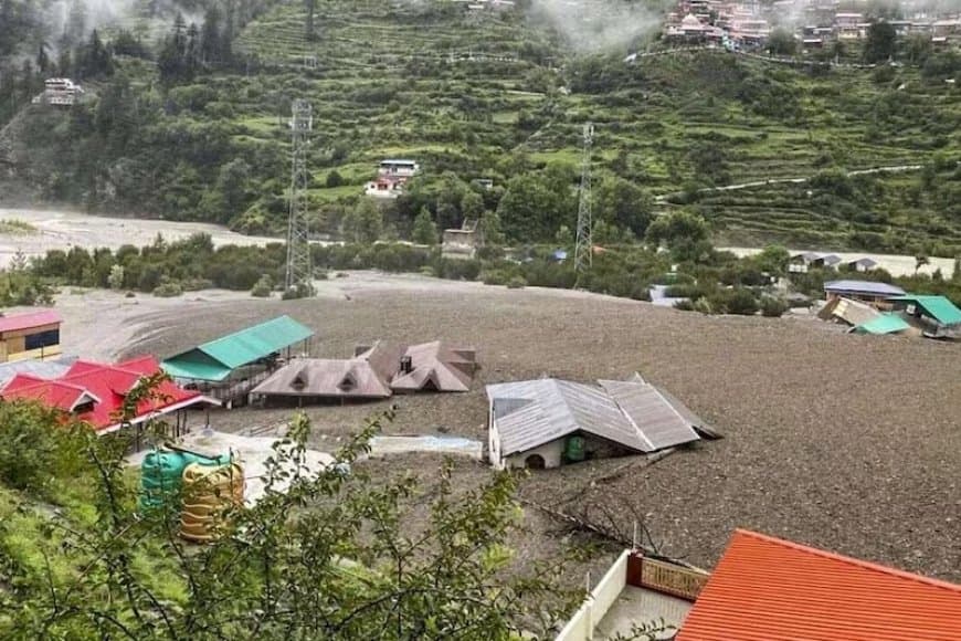 उत्तरकाशी... मलबे में मकान, धराशायी सड़क और जिंदगी की तलाश