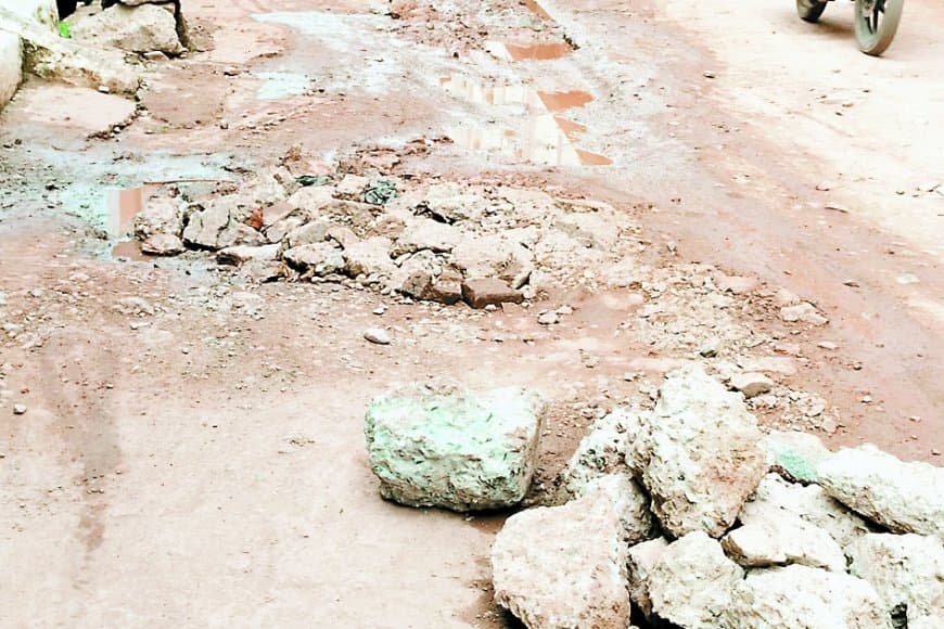 सतना की जानलेवा सड़कें: बजरहा टोला से गौशाला चौक तक टूटी सड़कें बनीं मौत का जाल, सीवर प्रोजेक्ट के बाद अधूरी मरम्मत ने बढ़ाया खतरा