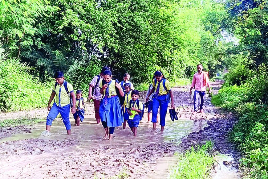 आजादी के 75 साल बाद भी सड़क को तरसता गुलुआ गांव: कीचड़, दलदल और इंतज़ार में बीते दो दशक