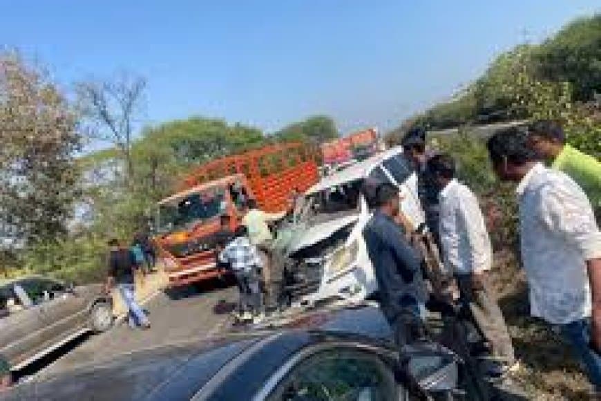इंदौर में भीषण सड़क हादसा: कथा से लौट रहे श्रद्धालुओं का वाहन ट्रक से टकराया, 1 की मौत, 14 घायल