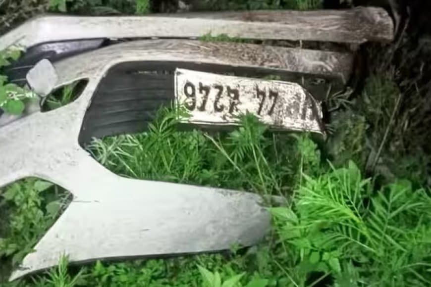 हिमाचल... खाई में गिरी कार... छह लोगों की मौत