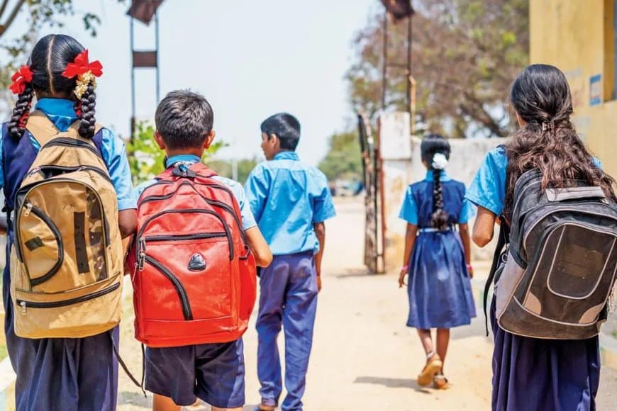 मध्यप्रदेश... हवा में स्कूल चलें हम... सात लाख बच्चों ने शिक्षा से मोड़ा मुंह