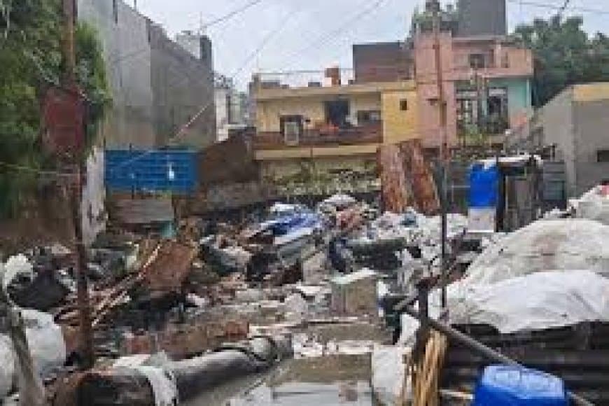 दिल्ली: जैतपुर में दीवार गिरने से बड़ा हादसा, 8 लोगों की मौत