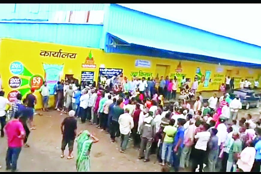प्रशासन के पर्याप्त खाद स्टॉक के दावों के बावजूद किसानों की लंबी कतारें, रामनगर में पुलिस सुरक्षा में हुई यूरिया वितरण की व्यवस्था ध्वस्त