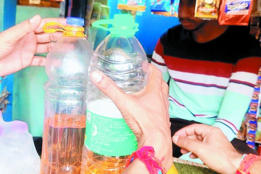 कलेक्ट्रेट गेट नंबर तीन पर अतिक्रमण हटाने की कार्रवाई में टपरे से पेट्रोल बिक्री का खुलासा, बिना लाइसेंस के चेम्बर हाल सील, 10 लोगों पर चालानी कार्रवाई