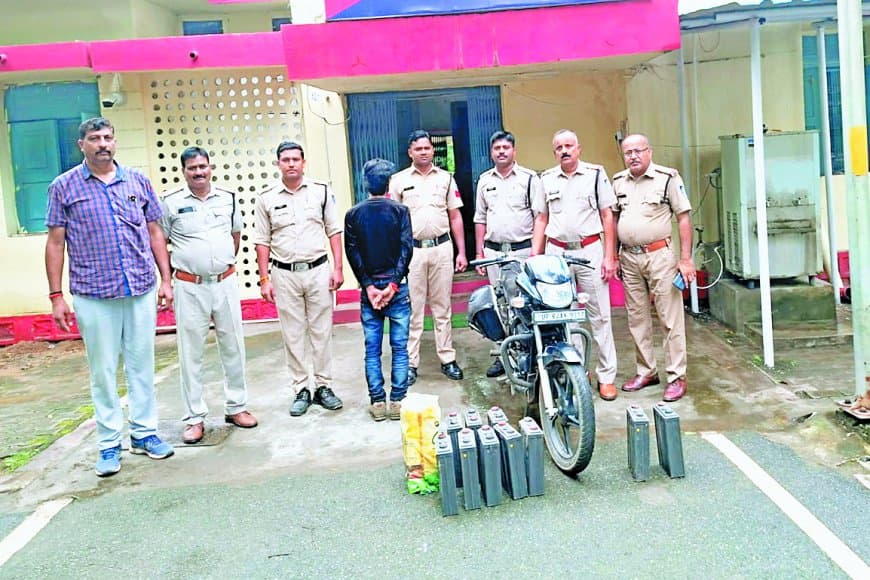 मोरवा पुलिस की बड़ी सफलता: बीएसएनएल एक्सचेंज से चोरी गई 12 बैटरियां बरामद, आरोपी मनोज साकेत गिरफ्तार, चोरी में प्रयुक्त बाइक भी जब्त