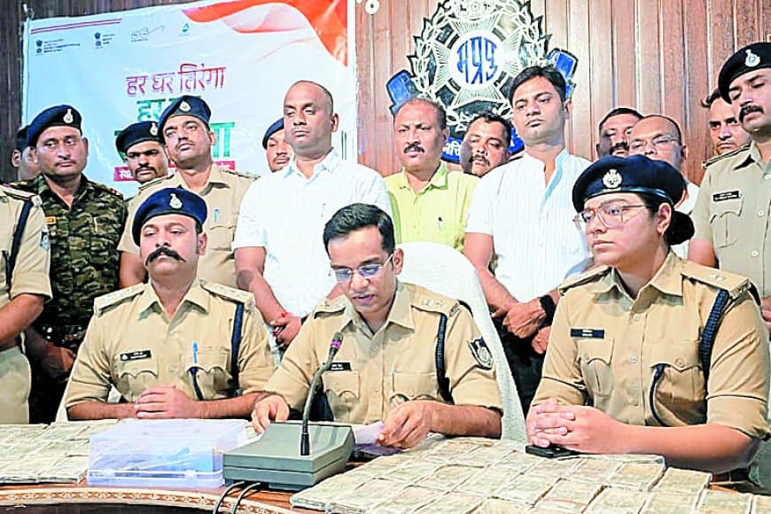 छतरपुर पुलिस ने खोला 61 लाख की लूट का राज: फ्रेंचाइजी संचालक सहित 4 आरोपी गिरफ्तार, नगदी और हथियार बरामद