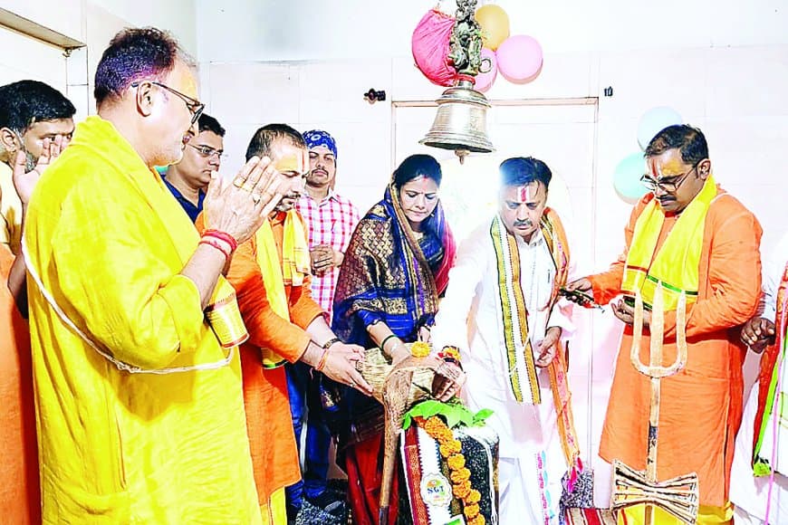 गौमाता और जनता के आशीर्वाद से रीवा को विकास की शक्ति मिली : डिप्टी सीएम राजेन्द्र शुक्ल — मंदिर पूजा, गौसेवा, कन्या पूजन और भव्य अभिनंदन समारोह में उमड़ा जनसैलाब