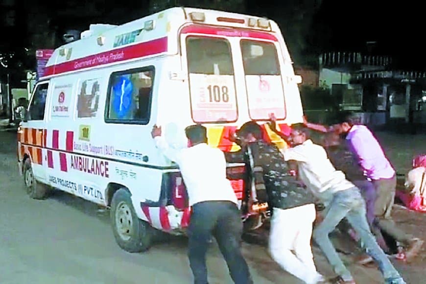 कहीं खटारा एक्सप्रेस न ले ले मरीजों की जान: जिला अस्पताल सतना में 108 एम्बुलेंस बंद पड़ी, मरीज उतारने के बाद स्टार्ट न होने पर लगाना पड़ा धक्का, बिगड़ती व्यवस्था पर उठे सवाल