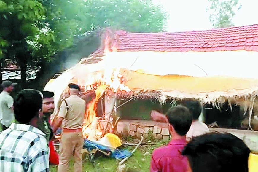 बिगौड़ी में बवाल: महापंचायत के बाद उपद्रवियों ने हत्या आरोपी के घर में लगाई आग, पुलिस ने दिखाई तत्परता, भारी फोर्स तैनात कर स्थिति नियंत्रण में