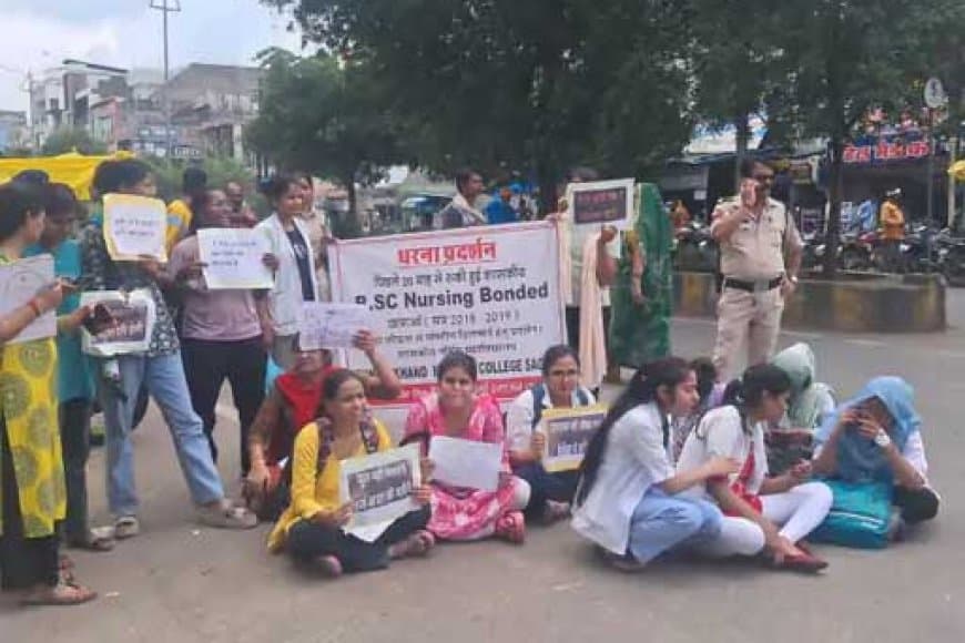 नर्सिंग की छात्राओं ने बीएमसी के सामने किया चक्काजाम