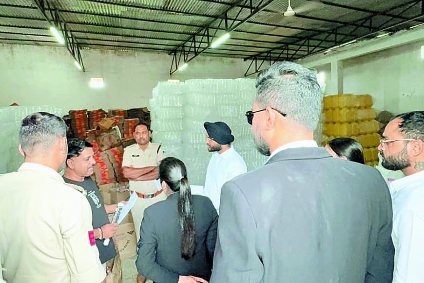 अनूपपुर में बृजधाम ट्रेडर्स पर छापा: पतंजलि महाकोष ब्रांड की नकल कर बेच रहा था नकली तेल, भारी मात्रा में पैकेजिंग सामग्री जब्त, फैक्ट्री सील