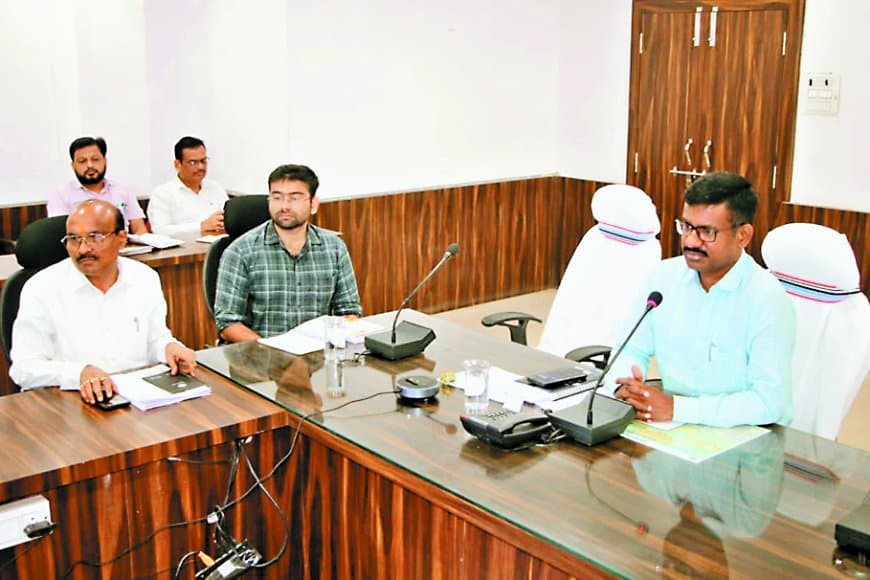 कलेक्टर का सख्त रुख: रामपुर एसडीएम और चित्रकूट सीएमओ पर कार्रवाई, रेलवे दोहरीकरण और पीएम आवास में लापरवाही पर कारण बताओ नोटिस, वेतन कटौती के आदेश