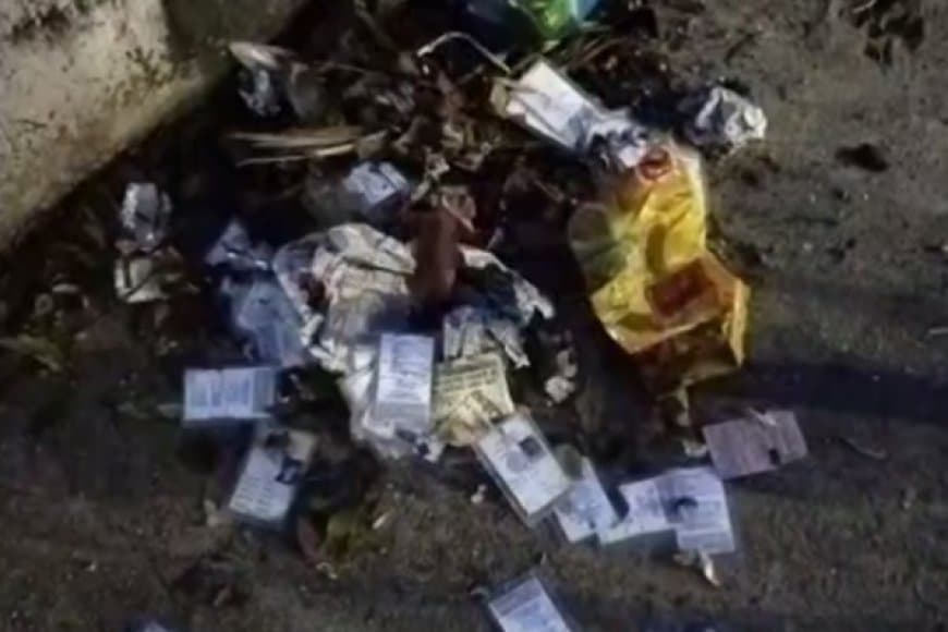 ‘वोट चोरी’ बवाल के बीच मध्यप्रदेश में केंद्रीय मंत्री के बंगले के पास मिले जले वोटर कार्ड