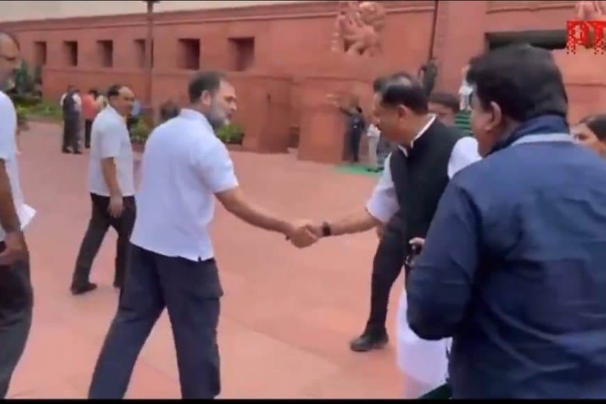 जब संसद के बाहर भाजपा नेता से राहुल गांधी ने मिलाया हाथ... फिर दी जीत की बधाई