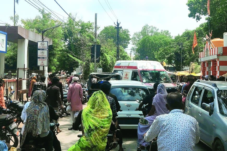 अतिक्रमण से जाम में फंसा जिला अस्पताल : दोनों गेट ठेलों और अवैध पार्किंग से घिरे, एम्बुलेंस तक पहुंचने में लग रहा घंटों समय