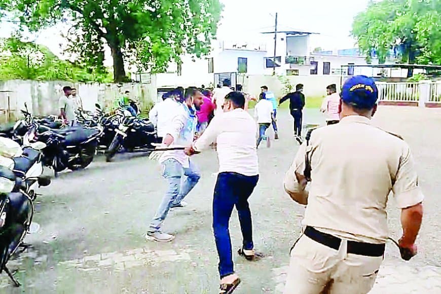 रीवा एसपी ऑफिस में एनएसयूआई का हंगामा: नशीली कफ सिरप की शीशियों के साथ पुलिस मुर्दाबाद के नारे, सीएसपी ने किया लाठीचार्ज