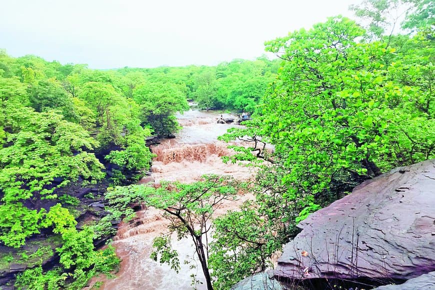 राजा बाबा झरने की बेरहम धारा: दो दोस्तों की मौत, गांव में मातम