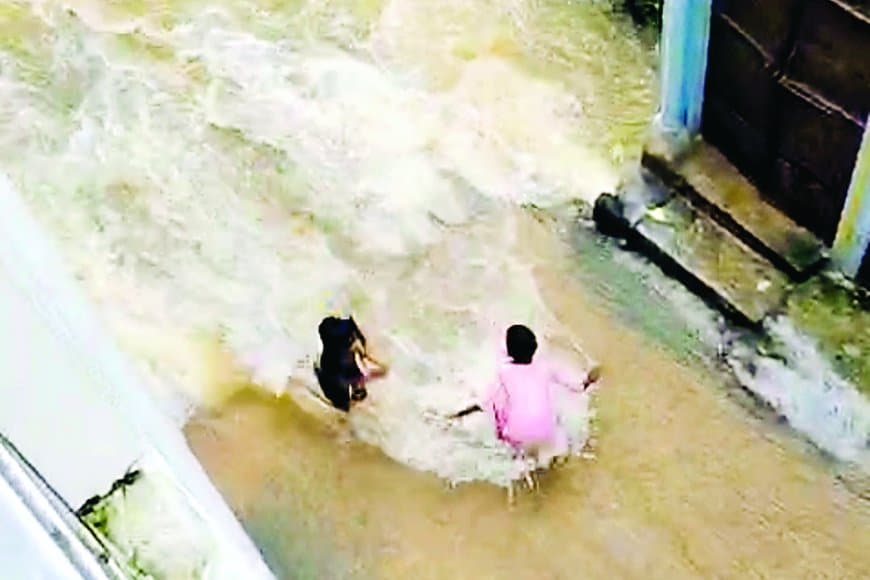 सीधी में झमाझम मूसलाधार बारिश से जनजीवन अस्त-व्यस्त: सड़कें जलमग्न, दुकानों में घुसा पानी, किसानों के चेहरे पर लौटी रौनक