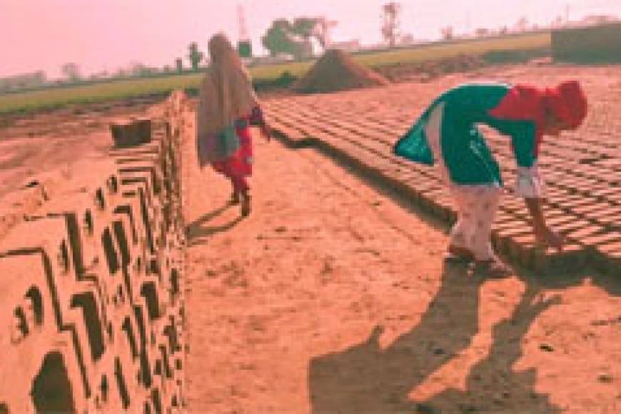 मानवाधिकार आयोग ने ईंट भट्ठा मजदूरों के शोषण का किया पर्दाफाश