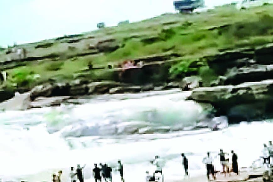 तीज के दिन क्योटी प्रपात में दर्दनाक हादसा: नहाने गई मां-बेटी पैर फिसलने से नदी के तेज बहाव में गिरीं, SDRF की मदद से होगी सर्चिंग