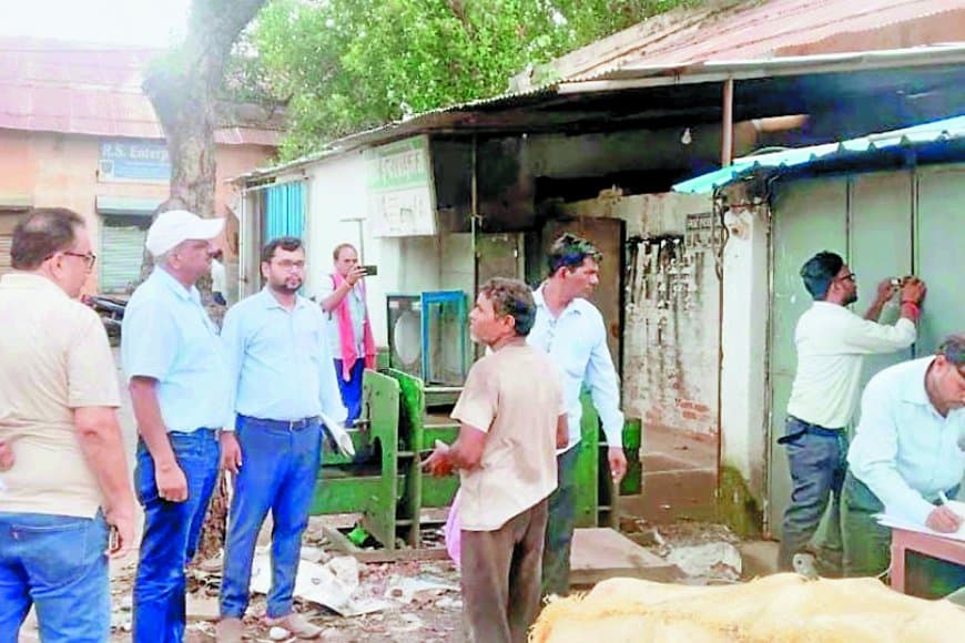 रीवा नगर निगम की सख्त कार्रवाई: संपत्ति कर नहीं चुकाने पर चार वार्डों के 6 बड़े व्यावसायिक प्रतिष्ठानों पर तालाबंदी