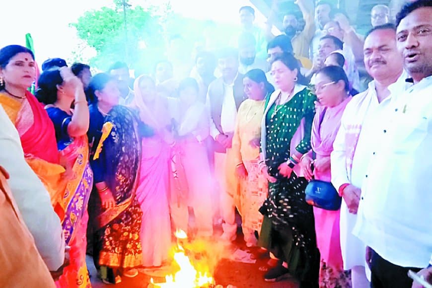 महिला मोर्चा का तीखा विरोध : कांग्रेस प्रदेश अध्यक्ष जीतू पटवारी के बयान पर फूंका पुतला, लगाया महिलाओं का अपमान करने का आरोप