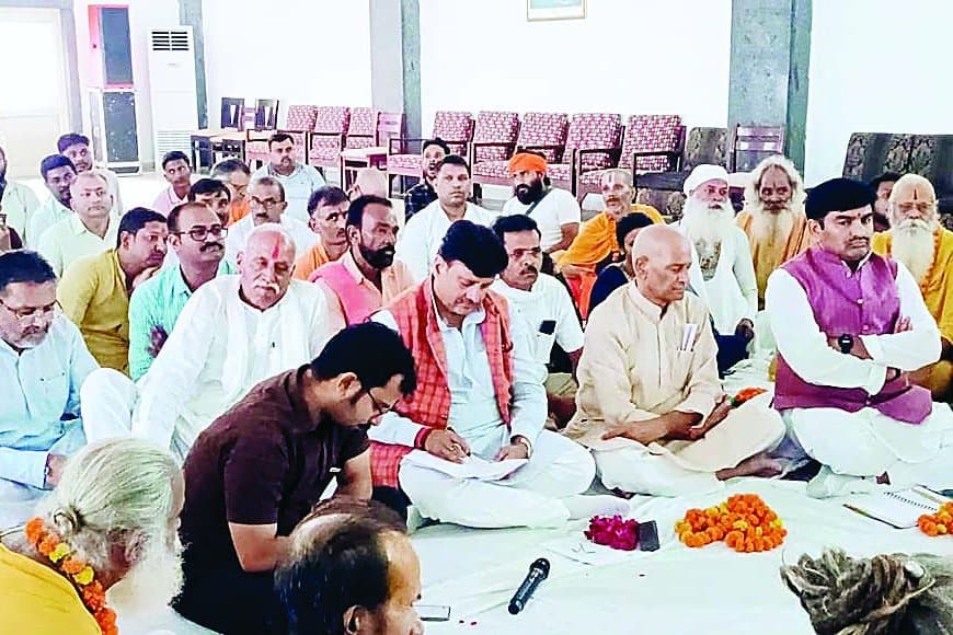 चित्रकूट में संतों का हल्ला बोल: ‘मंदाकिनी में न गिरे मैला पानी, सीवर का काम जल्द पूरा हो’ – दीपावली से पहले सड़क-नाली व मल्टीलेवल पार्किंग की मांग