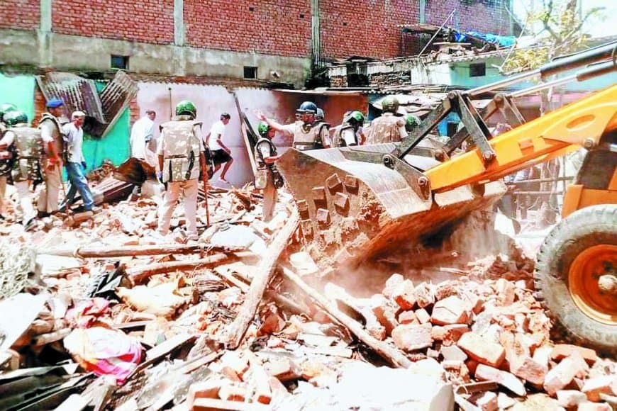 सिंगरौली में गरीब महिला का मकान प्रशासन ने जेसीबी से गिराया - नोटिस पर सवाल, महिलाओं का हंगामा और बेहोश होकर अस्पताल पहुंची दुर्गावती पांडेय