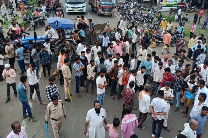 झोलाछाप के इंजेक्शन लगाने के बाद महिला की मौत, शव रख हाईवे जाम, दोबारा करना पड़ा पीएम