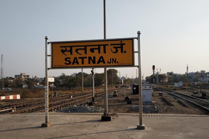 सतना रेलवे प्लेटफॉर्म की कहानियां: अधिकारियों की मलाईखोरी, ईमानदारी का ढिंढोरा, सुस्त विकास की रेल और खुरचन की मिठास
