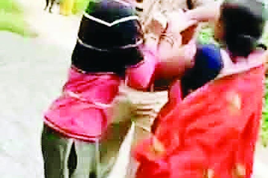 सीधी जिले में महिला का पुलिस आरक्षक से झूमाझटकी और चप्पल लेकर मारने दौड़ने का वीडियो वायरल, मझौली थाना प्रभारी ने दर्ज कराया प्रकरण