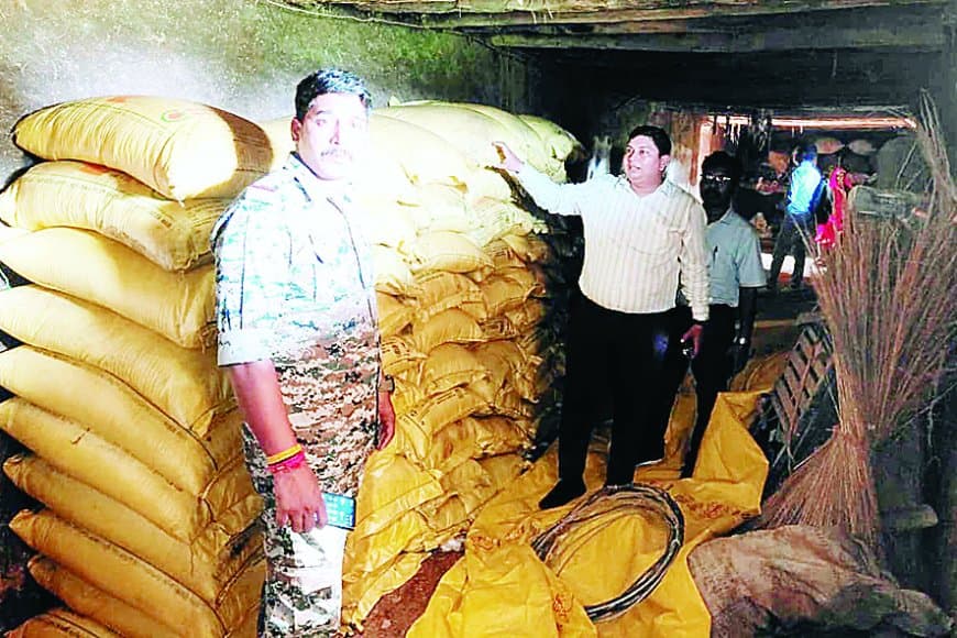 सिंगरौली के ठरकठैला गांव में 168 बोरी अवैध यूरिया खाद बरामद, किसानों ने किया सड़क जाम और प्रशासन पर साधा निशाना