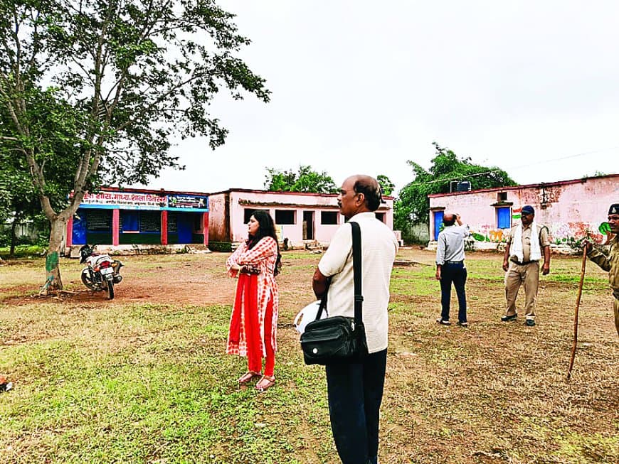 चितारबरा के जर्जर स्कूल में बच्चों की जान खतरे में, प्रशासन ने ली सुध, एसडीएम ने किया निरीक्षण