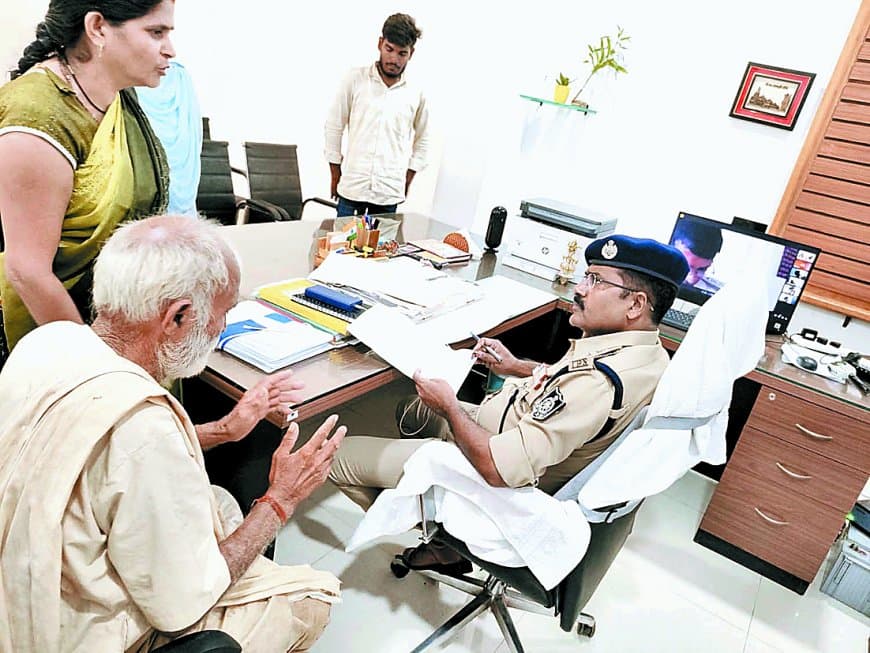 मऊगंज एसपी दिलीप सोनी का नवाचार - जनसुनवाई में वीडियो कांफ्रेंस से जुड़े थाना प्रभारी, शिकायत पर मौके पर दिए निर्देश