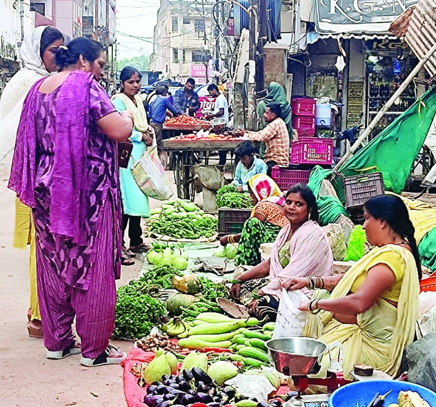 सतना में रसोई पर महंगाई की मार: टमाटर और मिर्च हुए लाल, अदरक-लहसुन की कीमतें भी पहुंचीं आसमान पर, बारिश बनी वजह
