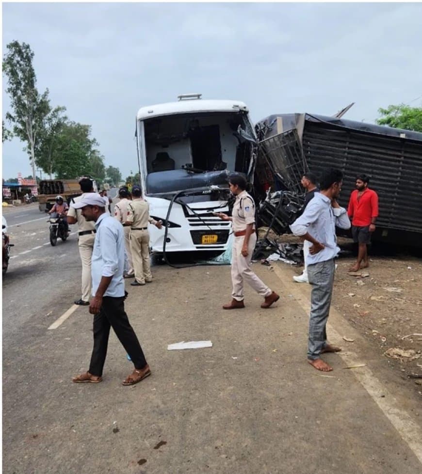 इंदौर से भोपाल आ रही चार्टर्ड का ब्रेक फेल... बस को मारी टक्कर... पलटी