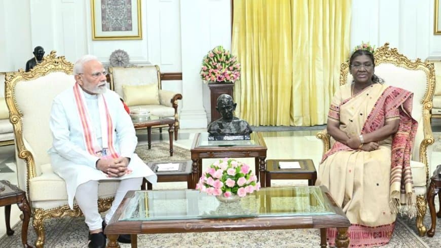 प्रधानमंत्री मोदी अचानक पहुंचे राष्ट्रपति भवन... मुर्मू से मिले