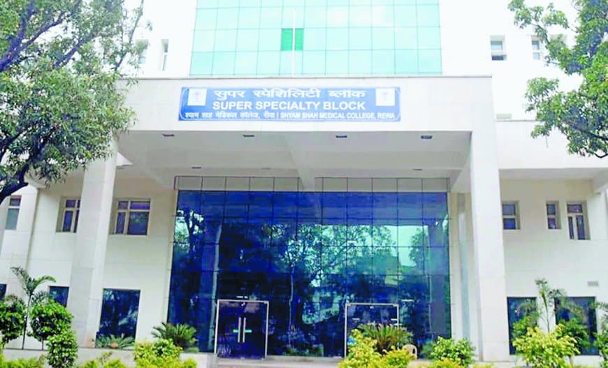 रीवा सुपर स्पेशलिटी से डॉक्टरों का पलायन जारी: ओपन हार्ट सर्जन डॉ राकेश सोनी ने छोड़ा पद, डीन के कुप्रबंधन पर उठे सवाल