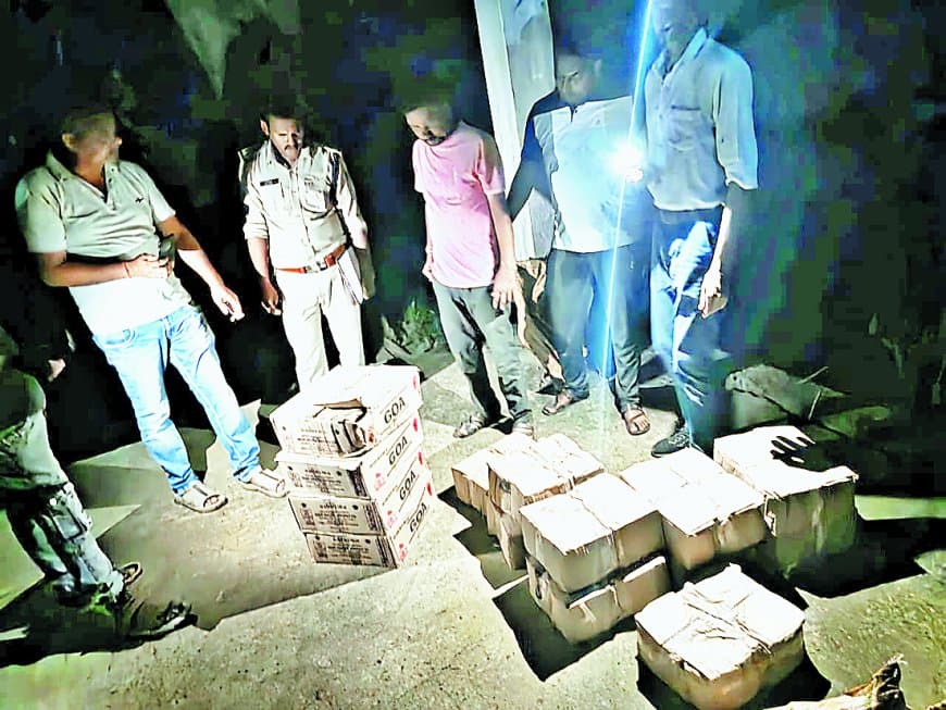 अमरपाटन में मढी नाला के पास 63 हजार की अवैध शराब और 2 बाइक के साथ तस्कर गिरफ्तार — दो आरोपी फरार, पुलिस की छापेमारी जारी