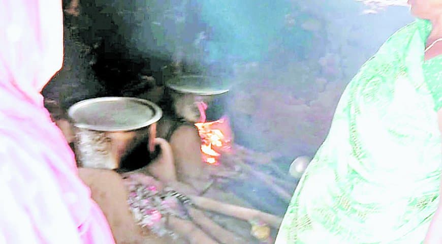 मऊगंज के सरकारी स्कूल में मिड-डे मील में लापरवाही: चूल्हे पर बन रहा 450 बच्चों का खाना, बच्चों को नहीं मिल पा रहा पूरा भोजन