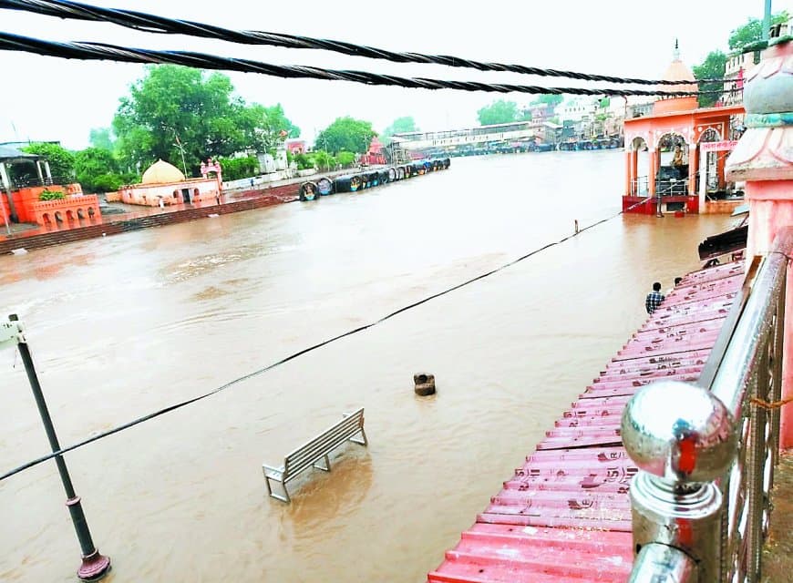मंदाकिनी नदी उफान पर: नावें बहीं, दुकानें डूबीं, चित्रकूट प्रशासन अलर्ट मोड पर – आश्रय स्थल तैयार, नाविकों की टूटी कमर