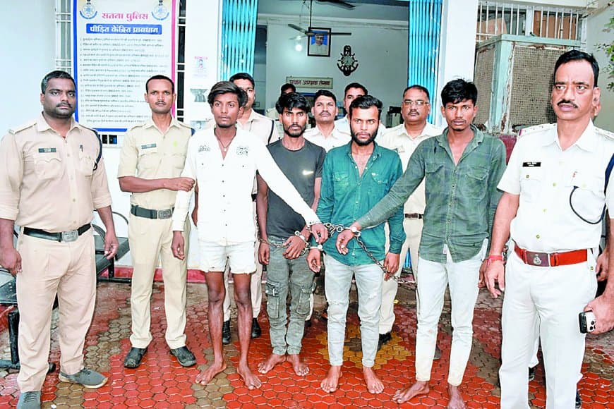 पिता की मौत का बदला: बेल्ट से गला घोंटकर हत्या, नग्न शव को फेंका खेत में — पांच आरोपी गिरफ्तार, नदी में फेंके कपड़े और सबूत