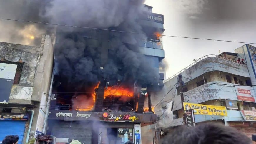 शहडोल... बिल्डिंग में भीषण आग... कई लोग फंसे... कम पड़ गई दमकल