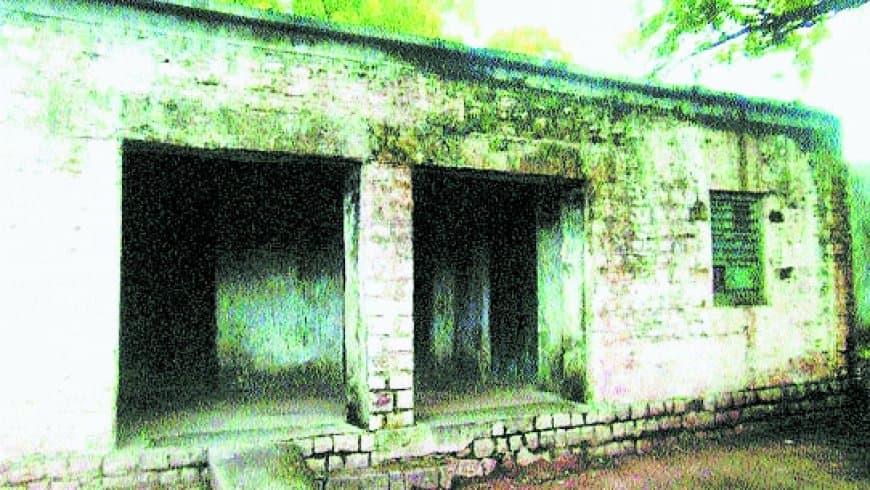 पशु मरते रहे, अफसर सोते रहे: सेमरिया पशु अस्पताल बना वीरान ढांचा, डॉक्टरों की मनमानी और सिस्टम की लापरवाही से टूटा ग्रामीणों का भरोसा