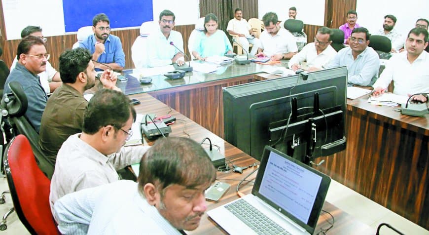 कलेक्टर का सख्त निर्देश: विसंगतिपूर्ण प्रमाण पत्र जारी करने पर होगी कार्रवाई, लोक सेवा केंद्रों की कार्यप्रणाली पर जताई गंभीर चिंता