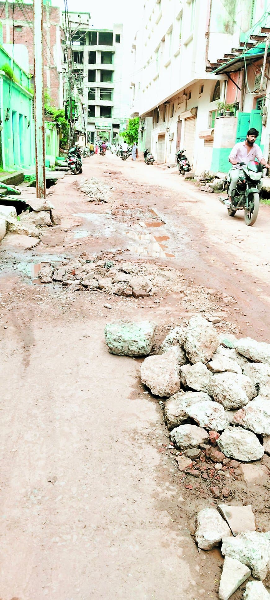 सतना की जानलेवा सड़कें: बजरहा टोला से गौशाला चौक तक टूटी सड़कें बनीं मौत का जाल, सीवर प्रोजेक्ट के बाद अधूरी मरम्मत ने बढ़ाया खतरा